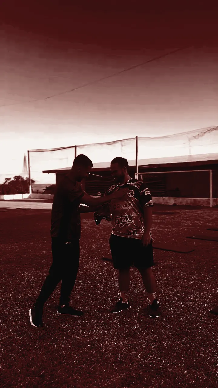 Gabriel orientando um atleta durante treino de reabilitação no campo