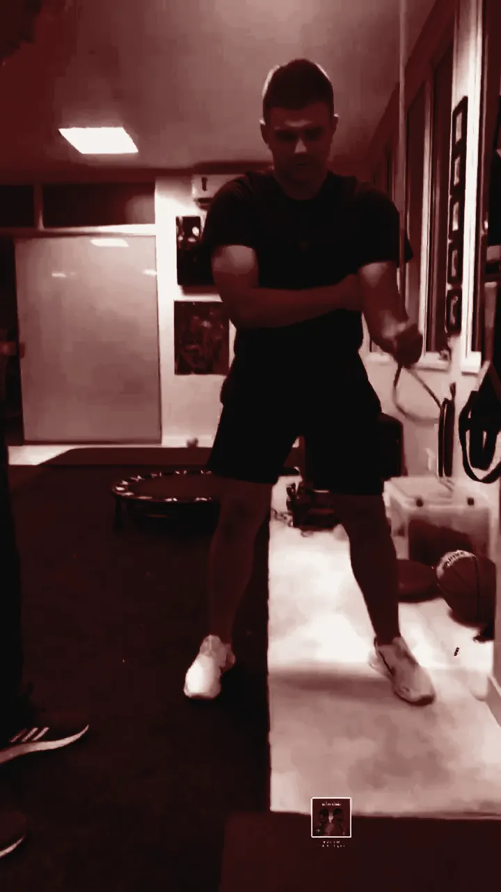 Paciente em treino funcional acompanhado dentro da clínica