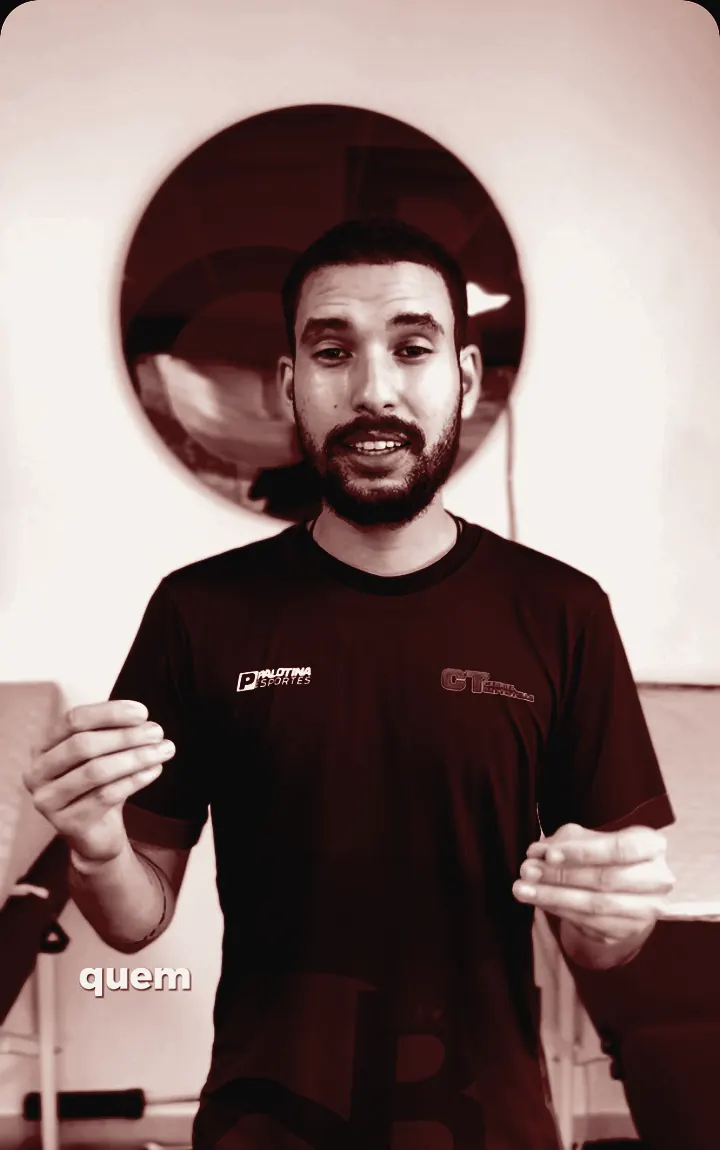 Gabriel Battistella na GB Sports, com o logo da clínica na parede